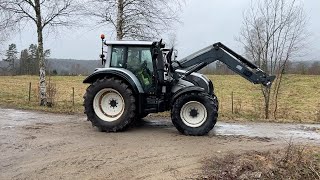 Köp Traktor Valtra N142  med frontlastare på Klaravik [upl. by Rozanne]