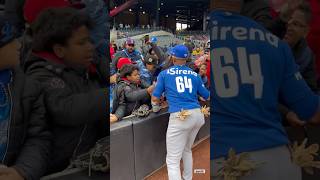 Emilio Bonifacio firmando autógrafos en el Citi Field Nueva York [upl. by Zebedee]