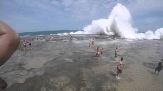 Impresionante Ola gigante arrastra a todos en una playa [upl. by Issor]