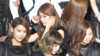 Fancam 101209 Yoona SNSD  ending photo time [upl. by Adnilemre]