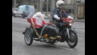 Père Noel escorté par la police sur les Champs Elysées 25122012 [upl. by Neelyahs]