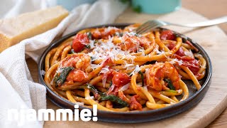 Pasta met tomaat spinazie en scampi Recept  njammie [upl. by Saimerej917]