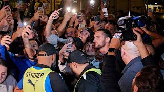 OM  Adrien Rabiot accueilli à laéroport de Marseille par des supporters en feu [upl. by Corly]