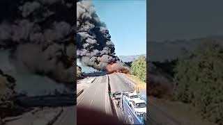 H Cuerpo de Bomberos y la DGAAE atienden un incendio de pipa q volco en la autopista PeroteXalapa [upl. by Himelman]