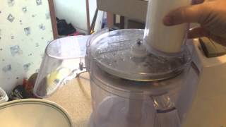 How to slice using the Black amp Decker Quick N Easy Food Processor [upl. by Silirama998]