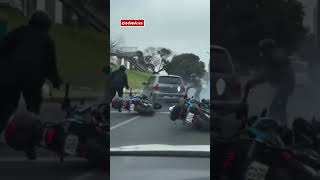 Embistió a Policías motorizados y escapó en medio de una Balacera Policiales [upl. by Aitnuahs649]