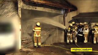 Drei PKW in Flammen  Feuer greift auf Wohnhaus über  Brandstiftung  06042013 [upl. by Peters]