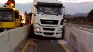 LKW Crash in Baustelle wohl zu breit A44 Kassel [upl. by Lenor]