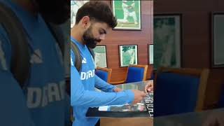 A fan wanted Virat Kohlis autograph and King Kohli Called her amp gave autograph ❤️ viralvideo [upl. by Mizuki]