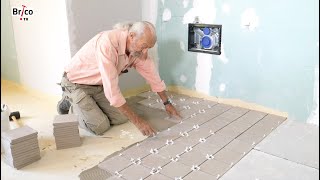 Poser du carrelage au sol dans une salle de bains  Tuto bricolage avec Robert [upl. by Spalla]