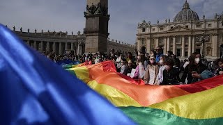 El Vaticano aprueba bendecir a parejas del mismo sexo [upl. by Dixie]