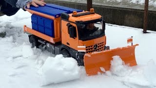 BRUDER TRUCK Spielzeug Mercedes Arocs WINTER SERVICE ♦ Bruder Toy Kid PLAY [upl. by Gilberte]