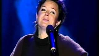 Hanna Banaszak  Miłość ci wszystko wybaczy Festiwal Warszawa Singera 2004 [upl. by Selrahc762]