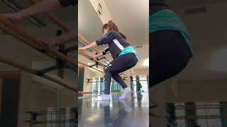 Ejerció de pierna con gliding bayetas lunge con agarre en barra pilates [upl. by Euginimod236]