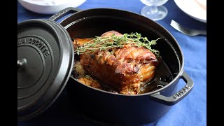 Recette  Rôti de porc aux pruneaux en cocotte  STAUB [upl. by Mcferren]