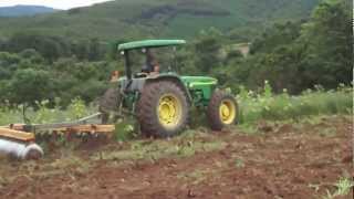 John Deere 5605  Ronaldo no comando da Maquina [upl. by Etnovad]