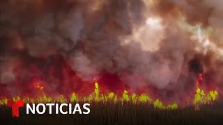 Bomberos en Canadá provocan un incendio para frenar otro de mayor intensidad  Noticias Telemundo [upl. by Samira82]