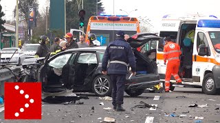 Incidente a Trezzano sul Naviglio violento scontro tra due auto Un morto e 4 feriti [upl. by Nwaf]