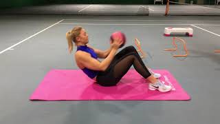 Fitnesstraining mit Carina Witthöft Crunches mit Medizinball [upl. by Kinson]