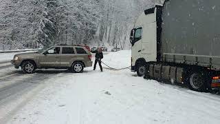 Jeep on Snow Helps Pulling Truck  Grand Cherokee [upl. by Kiryt799]