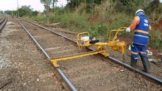 Equipamento de manutenção ferroviário quotparafusadeiraquot [upl. by Adey892]