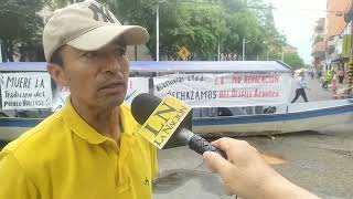 Así transcurre la protesta de los canoeros en el centro por la eliminación del desfile acuático [upl. by Nila]