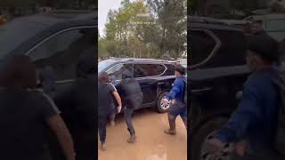 Vecinos de Paiporta DESTROZAN el coche de Pedro Sánchez cuando huía de Paiporta [upl. by Enyt]