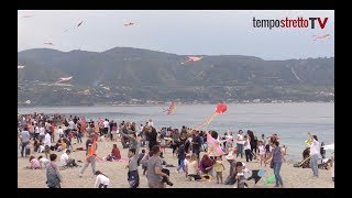 Festival degli Aquiloni spiaggia affollata e cielo a colori a Capo Peloro [upl. by Bayard862]