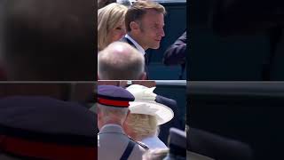 NORMANDÍA  Macron lanza un beso al aire a los reyes de Inglaterra en la celebración del Día D [upl. by Naginarb730]