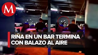 En Colima policía dispara al aire para detener una riña al interior de un bar [upl. by Mazlack753]