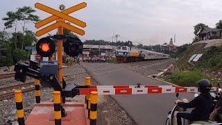 Palang Pintu Baru Perlintasan Kereta Api Cipaku Bogor [upl. by Rihat358]