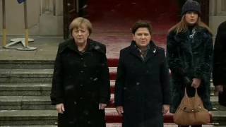 Oficjalne powitanie kanclerz Niemiec Angeli Merkel przez premier Beatę Szydło [upl. by Teague]