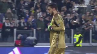 Donnarumma bacia lo stemma del Milan  Donnarumma kisses the milan badge [upl. by Lynden]