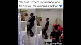 Funcionário dançando com cachorro em pet shop [upl. by Sad]