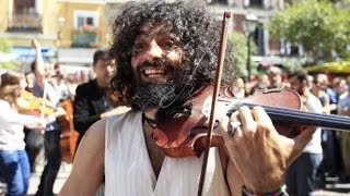 El violinista libanés Ara Malikian ofrece un concierto improvisado en el Rastro de Madrid [upl. by Adidnere]