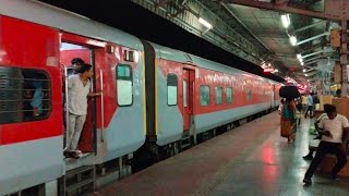 22894 HowrahSainagar Shirdi SF Express arrives Rourkelatrainrailwayrourkelahowrahtrendingyt [upl. by Tnairb]