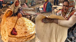 Parshada Waheguru ऐसे बनाया जाता है Gurudwara Sahib में🙏🏻🙏🏻 वो भी इतना बड़ा😳😳 Indian Street Food [upl. by Jamesy792]