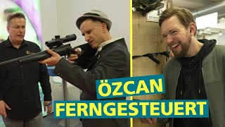 Özcan Cosar ferngesteuert auf der quotJagd amp HundquotMesse  Bratwurst amp Baklava  Die Show [upl. by Aserehtairam]