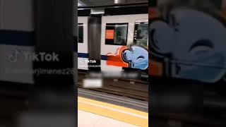 Estos grafiteros paran el Metro de Madrid para pintar los vagones [upl. by Danny969]