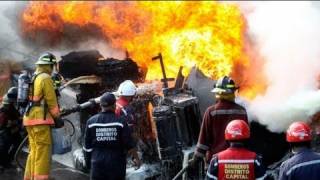 Autocisterna si rovescia a Caracas Almeno 14 morti [upl. by Adnovoj118]