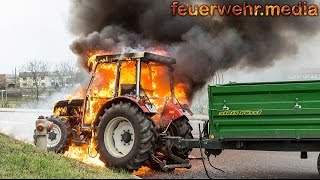 Traktor gerät während der Fahrt in Brand [upl. by Loris222]