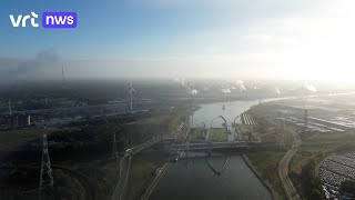 3 gigantische Archimedesschroeven geplaatst aan het sluizencomplex in Genk [upl. by Lekym111]