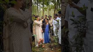 Smt priyankagandhivadra ji met with MGNREGA women workers in Sultan Bathery shorts wayanad [upl. by Kerat]