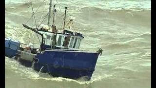 Fishing boats nearly capsize entering the Greymouth River aka Guy brings in boat like a rock star [upl. by Cyril]