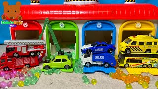 Diecast Cars Come Out from a Colorful Garage【Kumas Bear Kids】 [upl. by Candida]