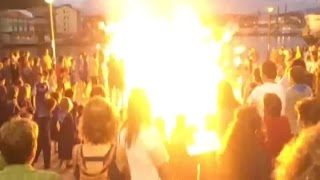 Explota la hoguera de San Juan de Paisaia dejando cinco heridos [upl. by Ritz]