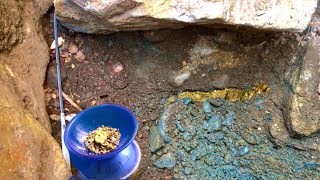 CREVICING for GOLD NUGGETS in Bedrock Cracks with Blue Clay [upl. by Nanam]