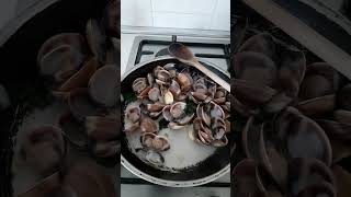 Preparazione spaghetti alle vongole con granella di scorza di limoni bioSicily [upl. by Eitsirk]