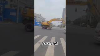 Cara excavator melintasi jalan raya shorts viralvideo feedshorts [upl. by Timus188]