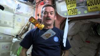 La cuisine spatiale de Chris Hadfield [upl. by Lammaj]